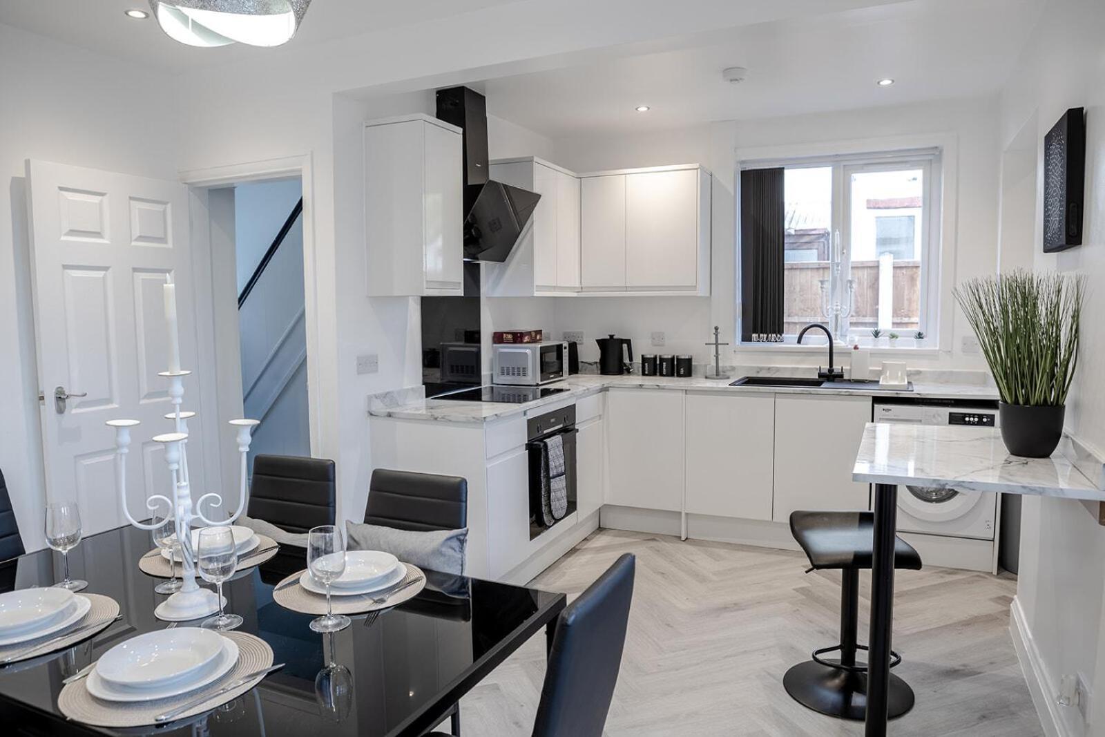 Lymer House - Stylish 3 Bedroom House In Wolverhampton Exterior foto